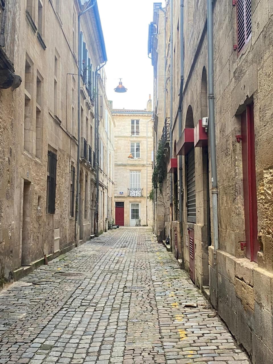Ruelle pavee de Bordeaux, reference du futur quartier de galerie.