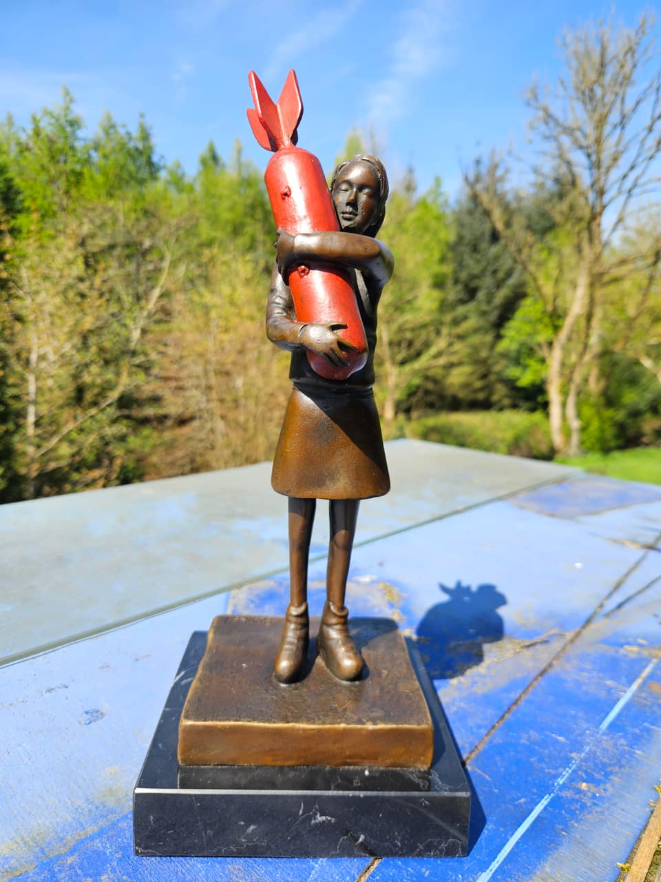D’après Banksy, Bomb Love - Sculpture.