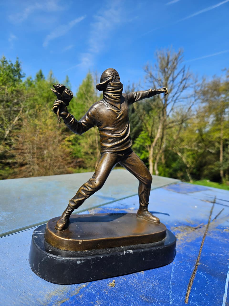 D’après Banksy, Flower Thrower - Sculpture.